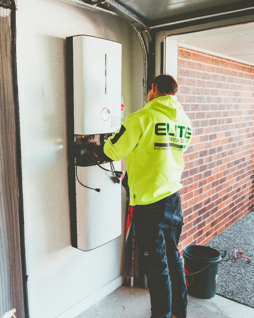Monteur van NS Electro aan het werk